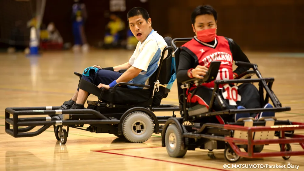 電動車椅子サッカーの試合中に接近戦を繰り広げる選手たち（横浜ベイドリーム VS 金沢ベストブラザーズ）