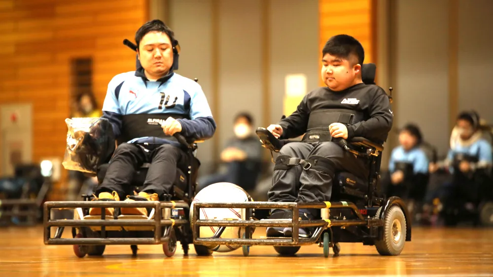 高林選手と中山選手がボールを挟んで競り合っている